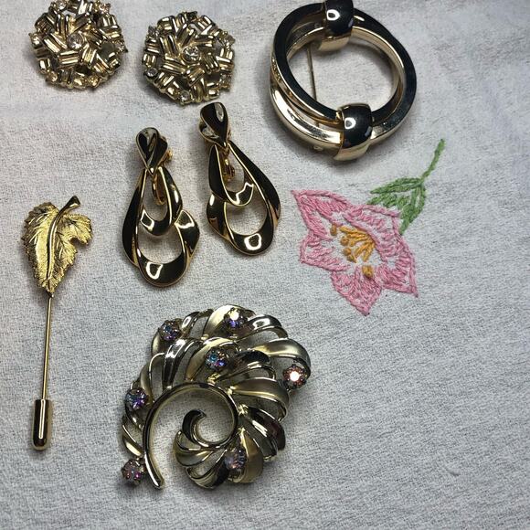 VIntage lot of 9 Brooches Pins and clip on earrings Gold Tone - Picture 2 of 16